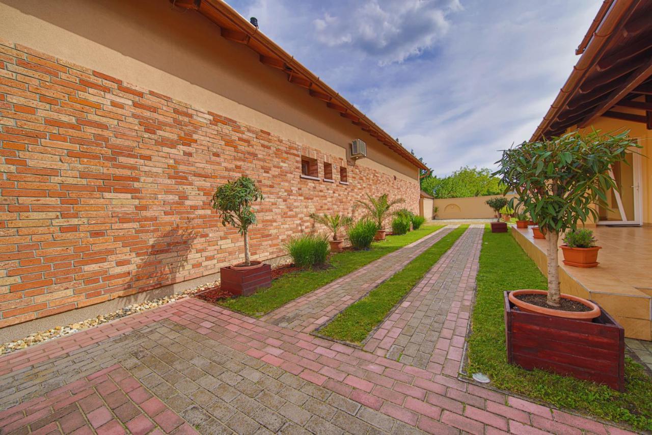 Kalvin Utcai Apartmanok Hajduszoboszlo Exterior photo